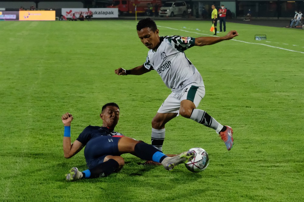 Pesepak bola Arema FC Achmad Figo Ramadani berusaha merebut bola dari pesepak bola Persikabo 1973 Hendra Adi Bayauw  pada pertandingan Liga 1.  (5/1/).ANTARA/yoman Hendra Wibowo